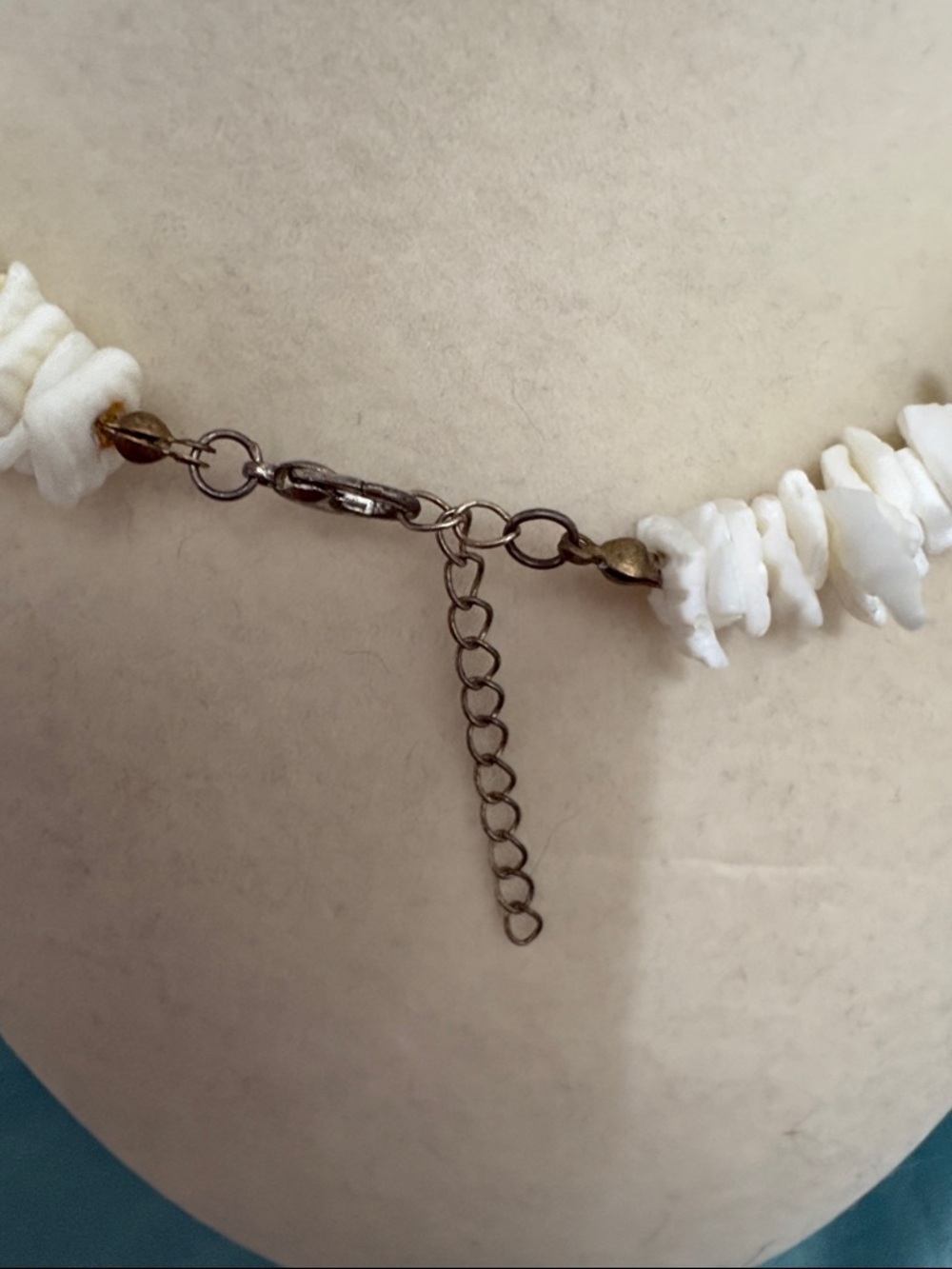 Vintage 70s Surfer Hawaiian Stacked Natural Chipped Puka Shell Necklace 16” - Picture 3 of 6